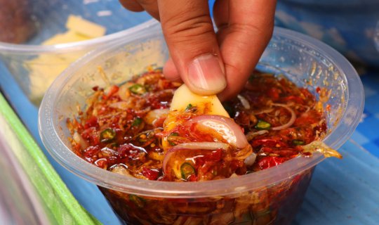 Cover Pathum Thani invites you to visit the "Ing Nam Sam Khok" market, whe...